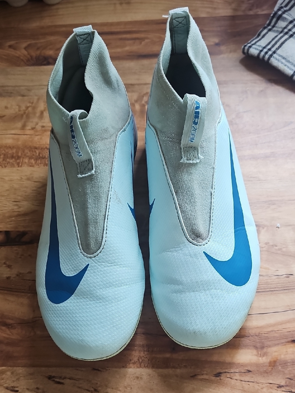 Nike Laceless Soccer Cleats